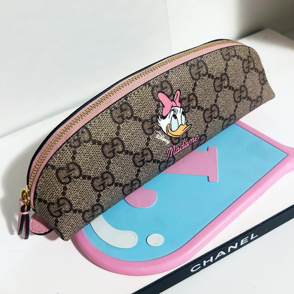 Authentic Gucci x Disney RARE Limited Ed. Daisy Duck Pencil Pouch / Cosmetic Bag - Picture 2 of 11